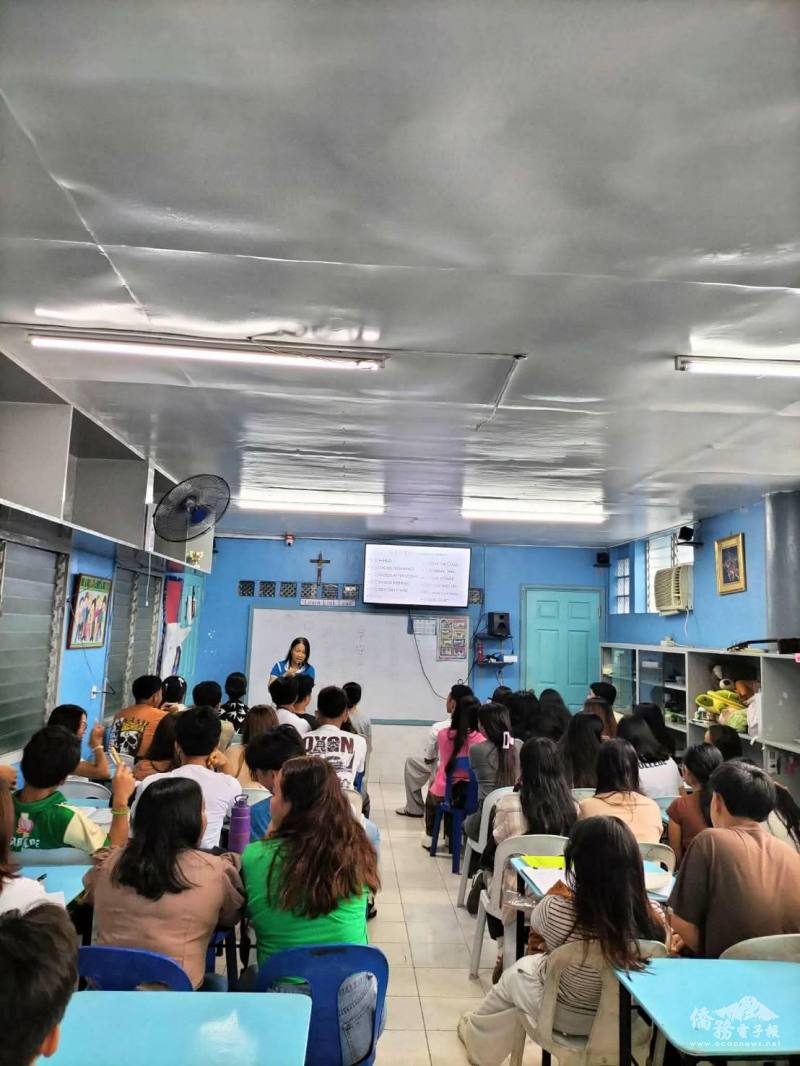 邵麗華老師透過互動式教學與生活化情境，引導學生學習華語並認識臺灣文化