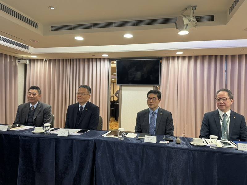 長榮航空總經理孫嘉明（左2）12日在媒體茶敘宣布，將於今年7月開航美國華盛頓，這也是台灣國籍航空首度開航華盛頓