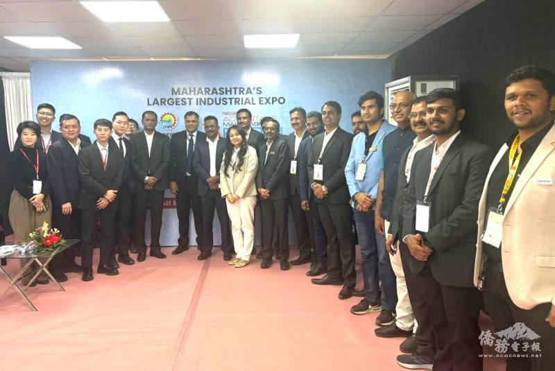 孟買臺商會會長曾小莉（中間白套裝）和馬邦工業部秘書潘阿巴拉甘（曾小莉左）合照