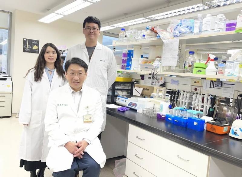 陽明交通大學臨床醫學研究所教授楊慕華（中）帶領團隊研究發現，癌細胞也有抗壓性，在治療壓力下，反而會提高警覺，設法躲過免疫系統追擊。（陽明交大提供）