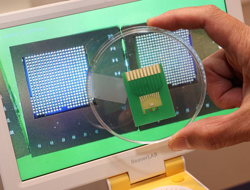 國研院半導體中心13日上午舉行「晶片級先進封裝研發平台」發表記者會，現場展示最新的晶片級植球技術