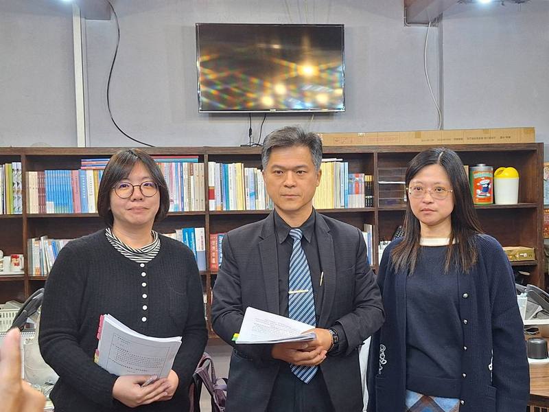 教育部修正發布校事會議制度相關辦法，12日由國教署長彭富源（中）、人事室主任曾瓊慧（左）、秘書室專門委員甘玫瑛（右）說明修法內容