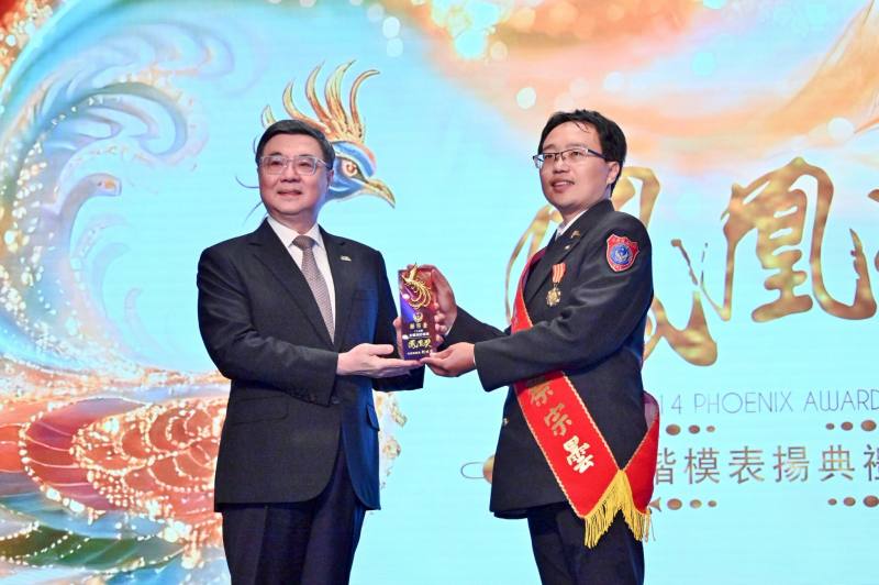 頒獎表揚鳳凰獎楷模 卓揆：編列285億中程計畫充實消防裝備 全力守護消防同仁執勤安全