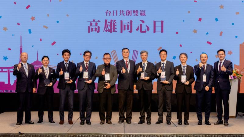 高雄市政府13日舉辦第16屆「高雄同心日-台日共創雙贏」暨在地日商企業表揚典禮，副市長羅達生（中）表揚7家長期深耕高雄的日商企業，並感謝日商持續深耕、擴大投資高雄。右為高雄市經發局長廖泰翔。（高雄市經發局提供）