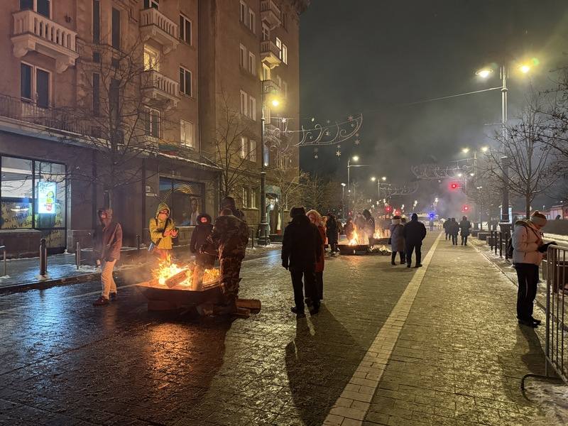 12日晚間，維爾紐斯格迪米納斯大道上點燃了35座篝火，以此紀念自由捍衛者日35週年