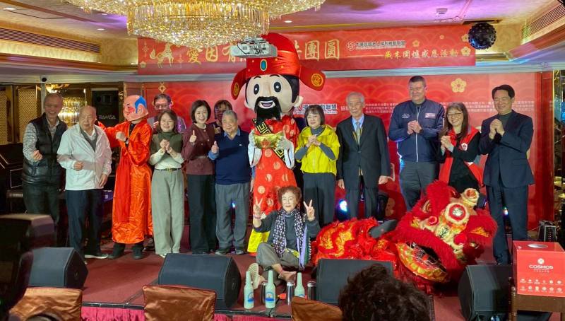 替代役公益大使團 傳愛役演歲末感恩圍爐