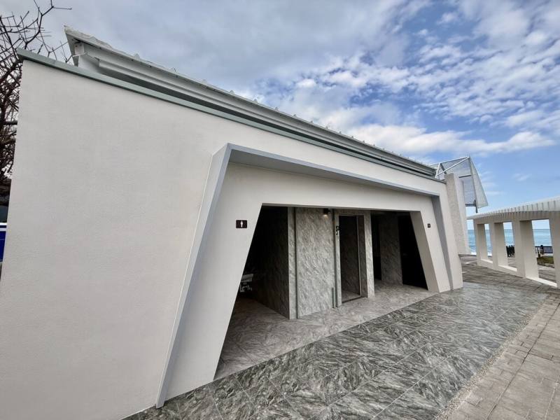 持續提升觀光競爭力，花蓮縣政府爭取交通部觀光署補助辦理「景點優化體驗加值計畫」案，針對七星潭周邊景觀及自行車道進行全面優化。圖為七星潭飛機航道下「藍天廣場公廁」全新升級。（花蓮縣政府提供）