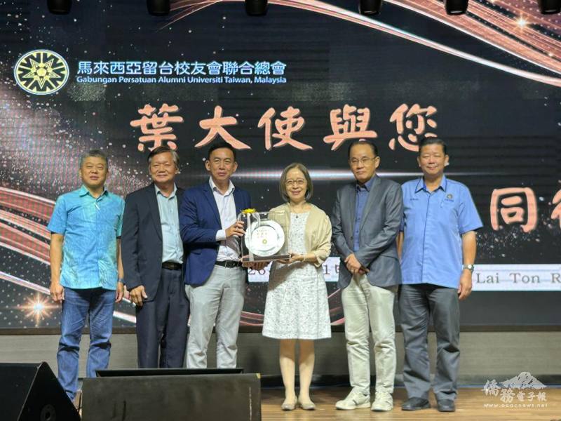 留臺聯總致贈紀念品予葉非比