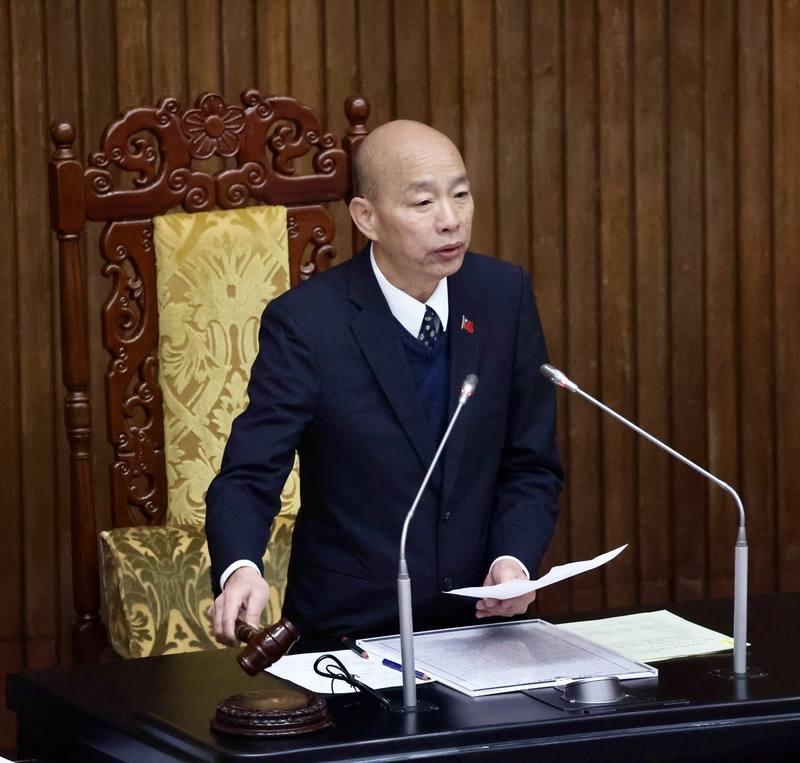 立法院會13日三讀修正通過使用牌照稅法第7條條文修正草案，調整免徵使用牌照稅的規定，增訂二親等以內親屬所有、且車籍地與該身心障礙者戶籍地相同，供該身心障礙者使用的車輛，免徵使用牌照稅。圖為立法院長韓國瑜敲槌通過