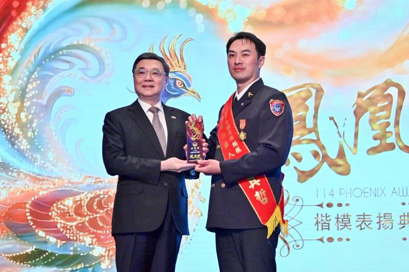 頒獎表揚鳳凰獎楷模 卓揆：編列285億中程計畫充實消防裝備 全力守護消防同仁執勤安全
