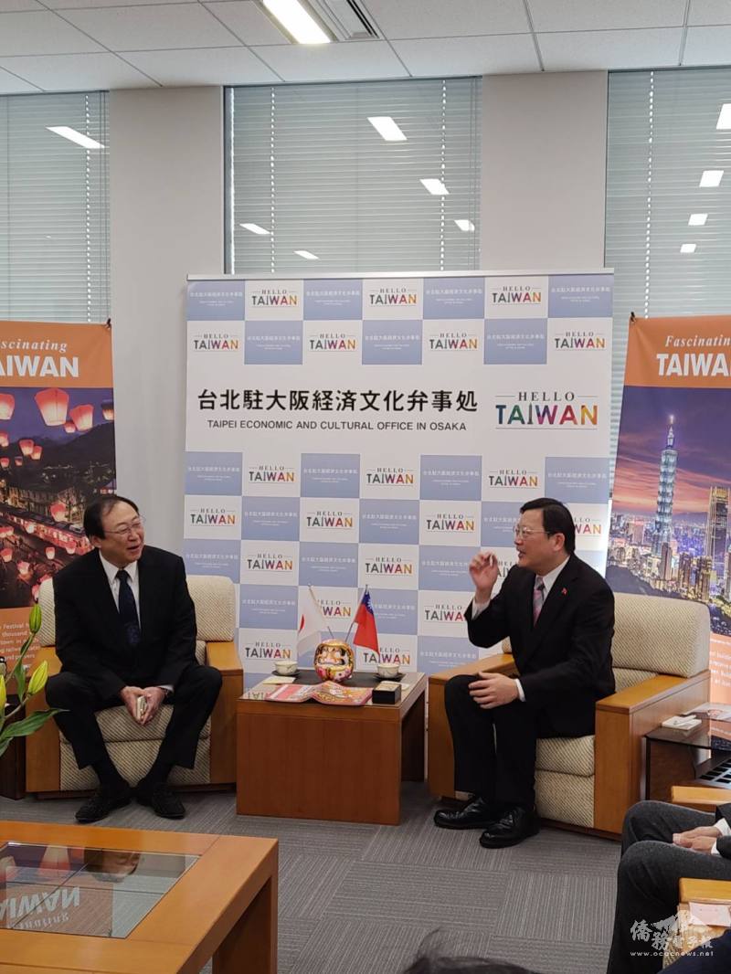 大阪華僑南華公會會長王厚龍（左）與駐大阪辦事處處長洪英傑（右）就大阪市界博覽會討論