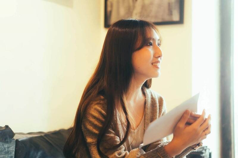 8年級生温若喬大學時代就在社群媒體Instagram上創建「學台語 ohtaigi」平台，2025年開始在Threads上分享美麗台語詞彙，均吸引近數萬人關注。近期她將相關內容集結成「日花閃爍：台語的美麗詞彙&一百首詩」一書，上市不到2天就緊急加印。（時報出版提供/安比攝）