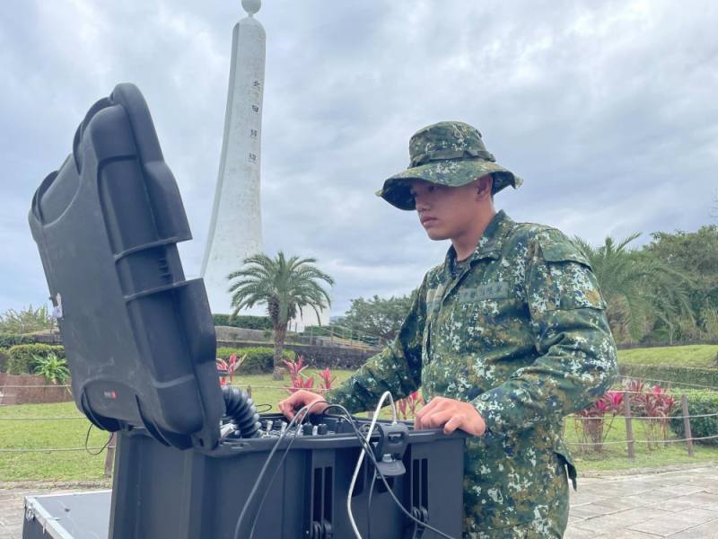 第二作戰區官兵操作戰術型無人機針對岩岸死角進行偵察。（第二作戰區提供）