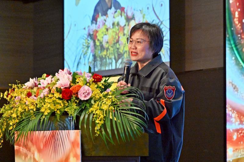 頒獎表揚鳳凰獎楷模 卓揆：編列285億中程計畫充實消防裝備 全力守護消防同仁執勤安全