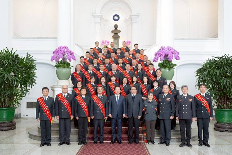 總統與「114年『鳳凰獎』楷模得獎人」合影