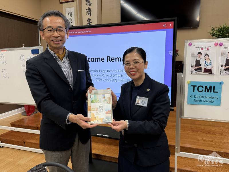 梁毅鵬（左）致贈校長黃淑珍（右）及所有學員具臺灣風貌與文化的2026「繪見臺灣」記事曆