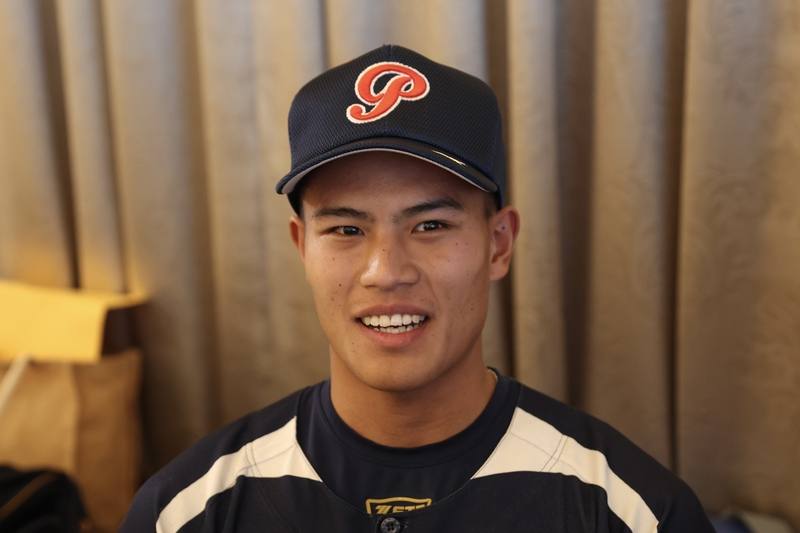 114學年度高中棒球硬式木棒組聯賽賽前記者會12日下午在台北舉行，平鎮高中棒球隊隊長邱文佑（圖）接受媒體聯訪