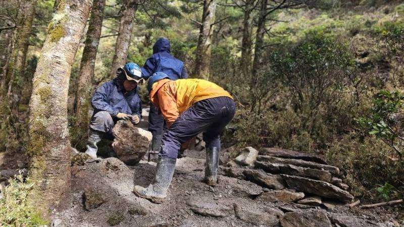 農業部林業及自然保育署台東分署表示，通往嘉明湖的步道是透過山友將所需物料從山下背到山上，再由具工程背景的步道師，帶領志工施作，至今已有7萬多人從山友變成護山人。（林保署提供）