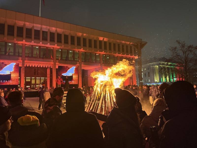 立陶宛12日在首都維爾紐斯舉行「自由捍衛者日」紀念活動，民眾聚集於國會前廣場的大型篝火旁，追思當年為了守護自由而犧牲的民眾