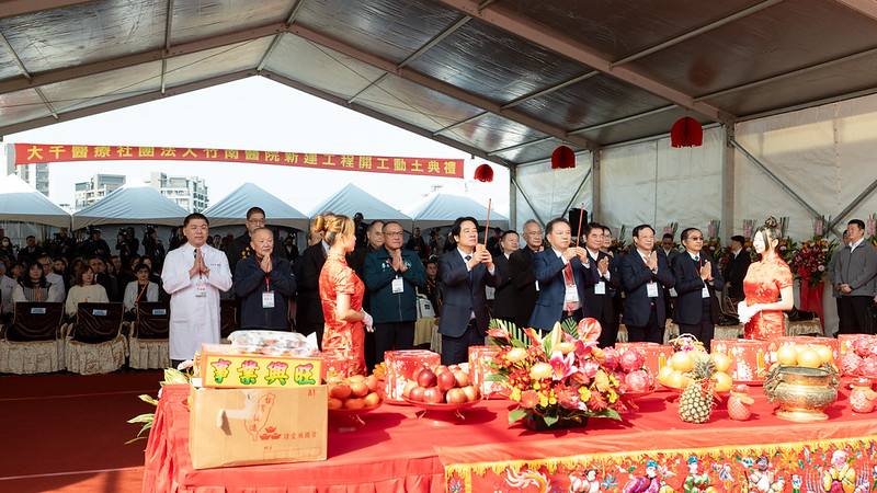 總統與現場貴賓一同進行祈福動土儀式