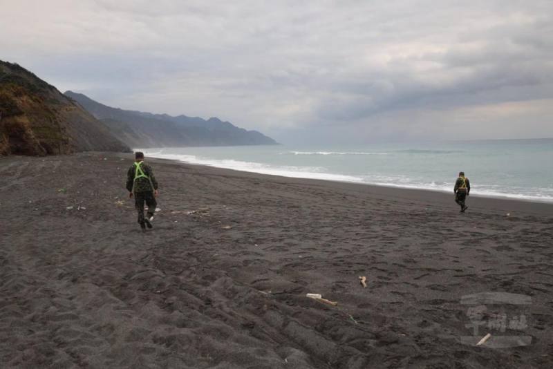 第二作戰區官兵採徒步方式搜索海岸線。（第二作戰區提供）