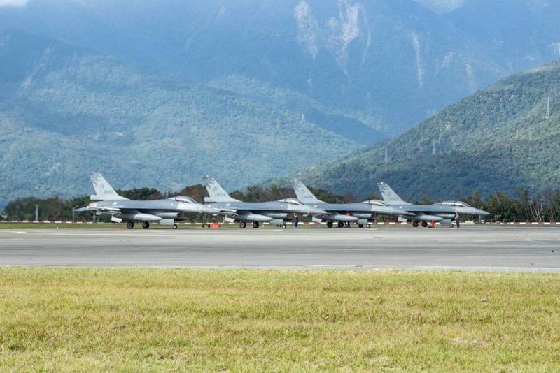 空軍表示，已完成F-16型機「天安2號」停飛期間特檢作業，並於12日恢復飛訓。圖為空軍五聯隊F-16型機於跑道滑行。（空軍提供）