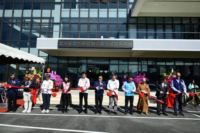 台水公司李嘉榮董事長（左6）、屏東縣黃國榮副縣長（左5）、蘇清泉立法委員（左7）、潮州鎮公所王建元主任秘書（左8）、多位民意代表及地方仕紳共同剪綵