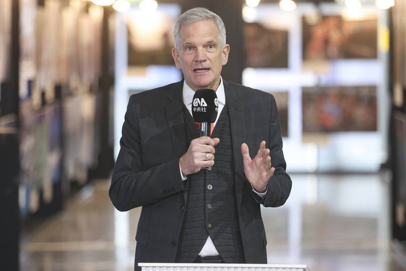 中央通訊社與無國界記者組織（RSF）舉辦「明日世界 Shooting the World of Tomorrow」新聞攝影展，德國在台協會處長狄嘉信（Karsten Tietz）（圖）12日出席開幕儀式並致詞