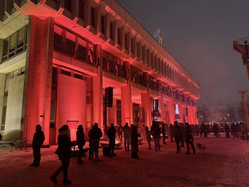 立陶宛國會是自由捍衛者日的重要象徵地點，當年民眾自發聚集守衛立陶宛電視塔以及國會，抵擋蘇聯的軍隊占領。圖為12日立陶宛國會前的紀念活動