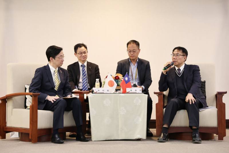 日本熊本縣知事木村敬（左）13日前往拜會台南市長黃偉哲（右），黃偉哲表示，台南和熊本都具備深厚歷史底蘊、豐富物產及科技發展優勢，期盼未來雙方在文化、教育、物產、觀光、產業等面向持續深化合作。（台南市政府提供）