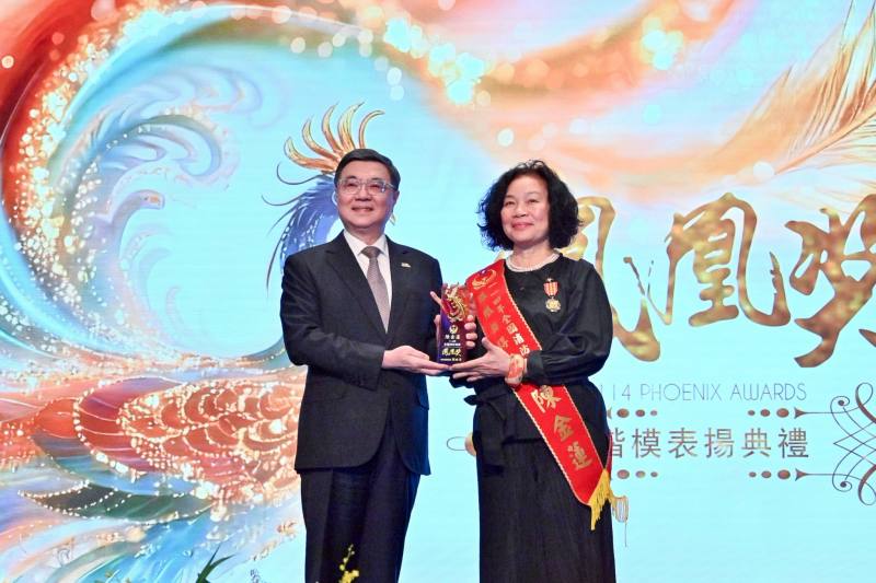 頒獎表揚鳳凰獎楷模 卓揆：編列285億中程計畫充實消防裝備 全力守護消防同仁執勤安全