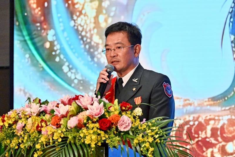 頒獎表揚鳳凰獎楷模 卓揆：編列285億中程計畫充實消防裝備 全力守護消防同仁執勤安全