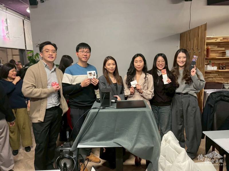 新任江美儒會長特別準備禮物，頒獎給Networking Bingo遊戲贏家以及受邀到演講者