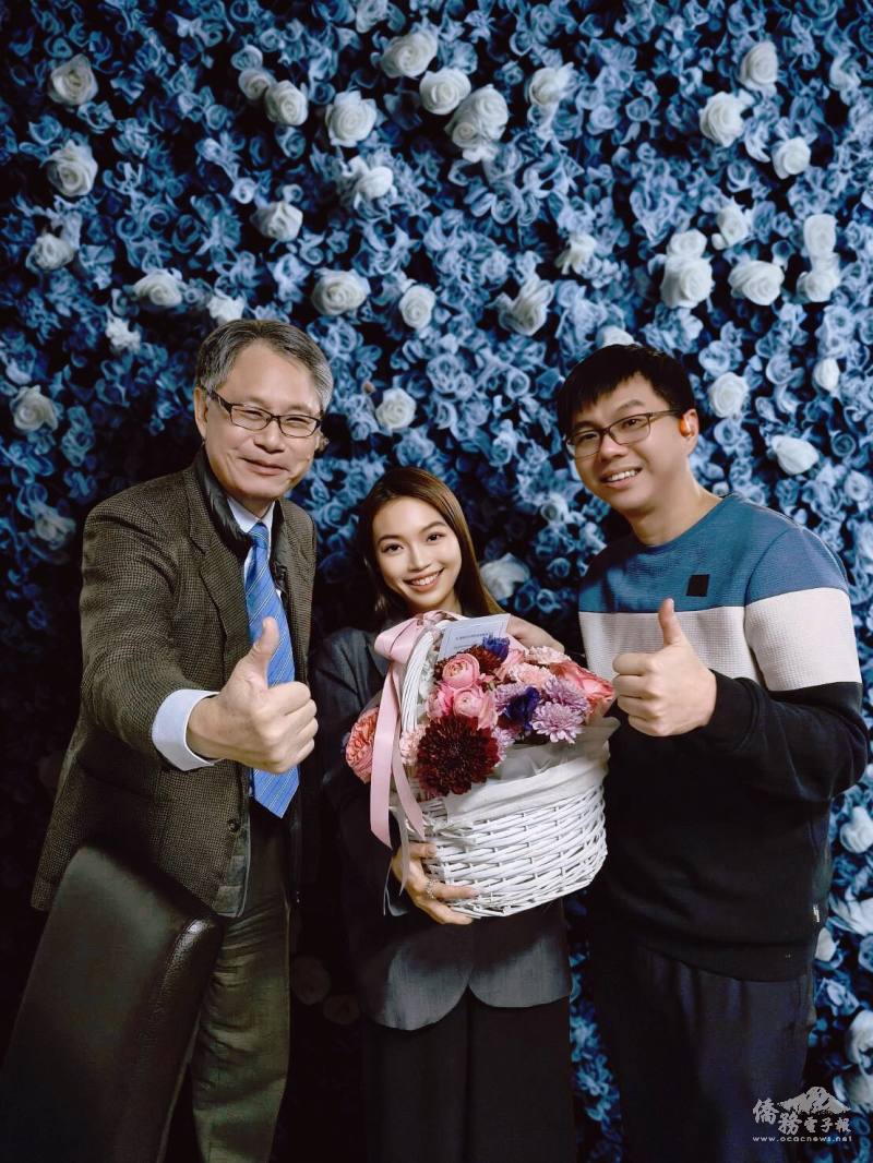 駐奧地利大使劉玄詠（圖左）、奧地利青商會新任會長江美儒（圖中）與輔導會長黃騰葆（圖右）於交接後合影