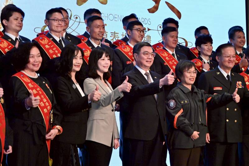 頒獎表揚鳳凰獎楷模 卓揆：編列285億中程計畫充實消防裝備 全力守護消防同仁執勤安全