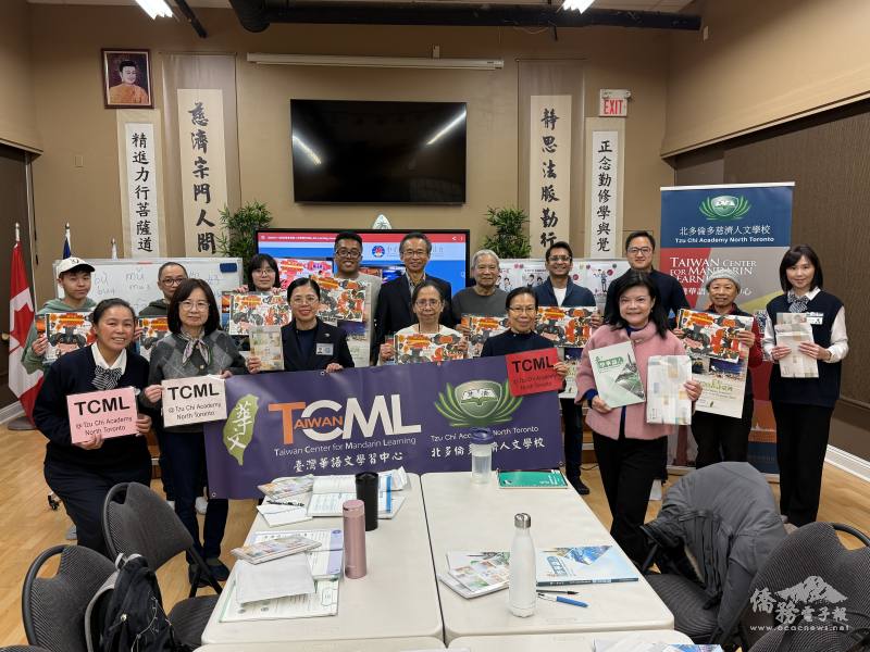 駐多倫多辦事處處長梁毅鵬（後排右4）與多倫多文教中心副主任許彩鳳（前排右1）致贈上課學員臺灣風貌與文化的2026「繪見臺灣」記事曆、僑委會月曆及馬年手提紙燈籠