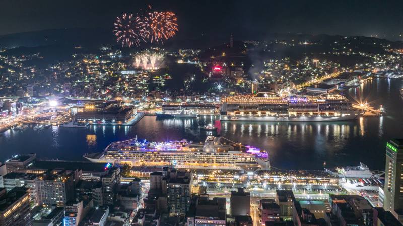 114.05.23探索星號(下左) 、地中海榮耀號(上右)雙輪靠泊基隆港