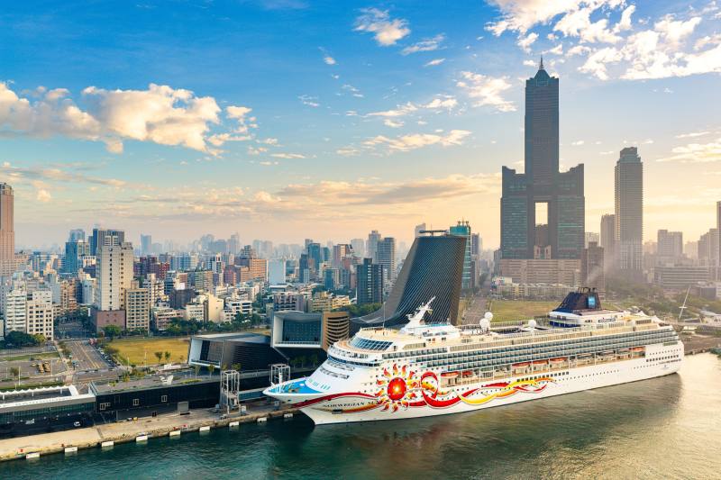 114.12.02挪威郵輪太陽號(Norwegian Sun)停靠高雄港旅運中心