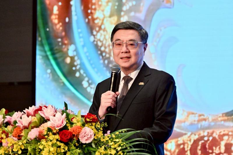 頒獎表揚鳳凰獎楷模 卓揆：編列285億中程計畫充實消防裝備 全力守護消防同仁執勤安全