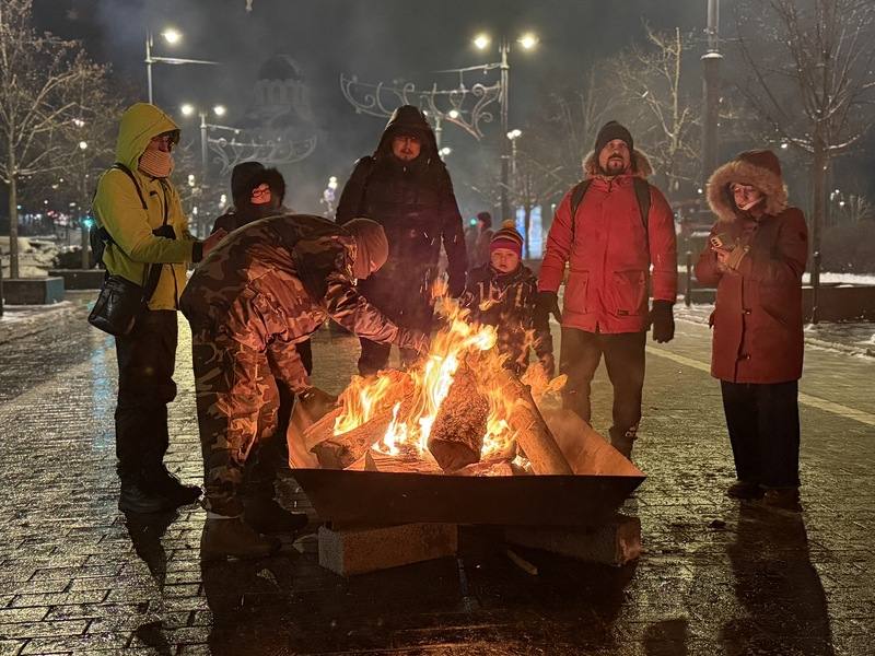 在1991年的1月事件中，民眾在寒冷的冬夜裡進行和平抵抗蘇聯軍隊，並以篝火取暖，篝火也因此成為捍衛自由的強大象徵。圖為維爾紐斯主街上的篝火以及前來參加紀念活動的民眾