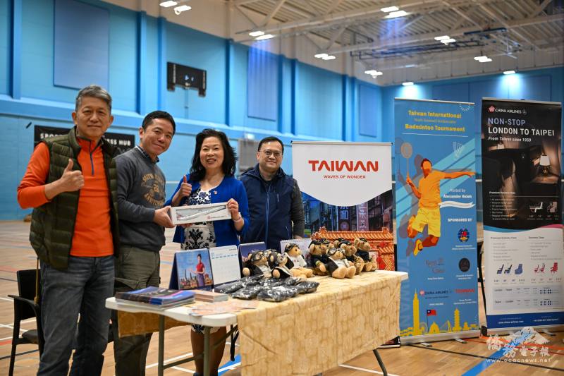 中華航空總經理林友清（左2）與劍橋急難救助協會會長陳湘瑾（右2）熱情參與比賽，並提供多款華航紀念品