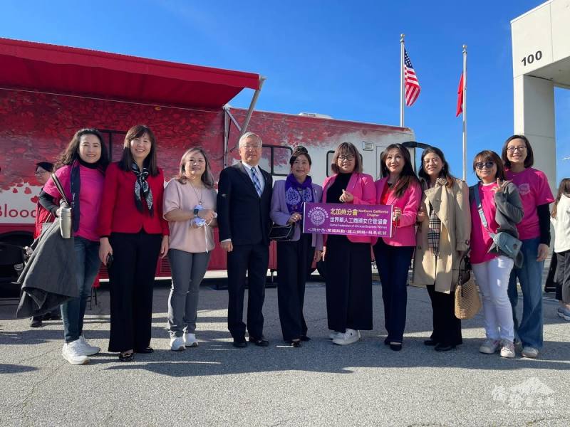 朱永昌（左4）與莊雅淑（左2）和世界華人工商婦女企管協會北加州分會代表合影