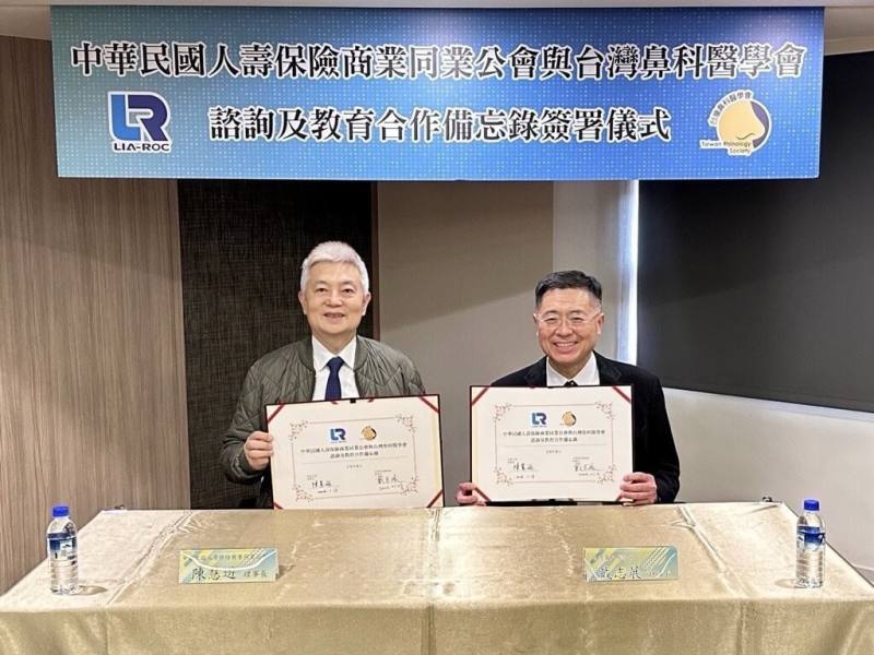 壽險公會於13日跟台灣鼻科醫學會正式簽署合作備忘錄，象徵醫療與保險專業合作，深化制度溝通的里程碑。圖為壽險公會理事長陳慧遊（左）與台灣鼻科醫學會理事長戴志展（右）。（壽險公會提供）