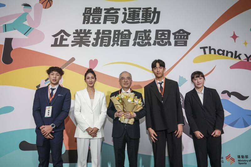 感恩會邀請受贈運動員分享自身投入訓練的歷程。左起：吳亮昀、羅佩琳、陳致傑、陳歆雅與新光三越百貨股份有限公司謝英明永續長(中)。