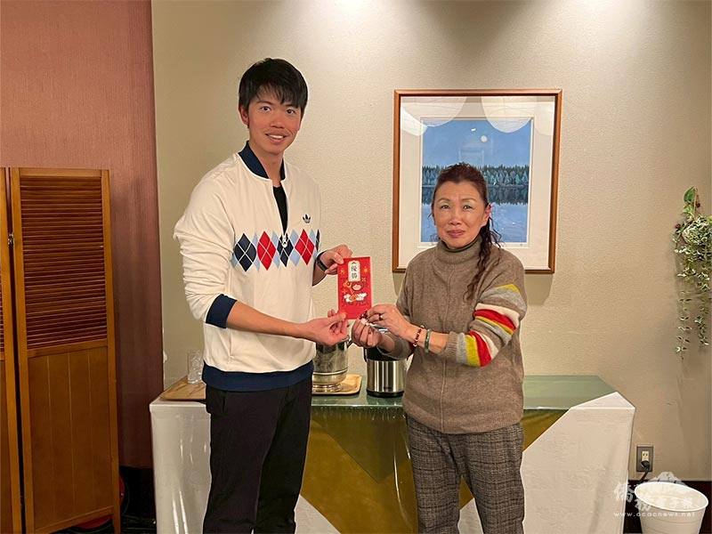 頒獎典禮中，由洪益芬頒獎給獲獎者東京青商廖政昕