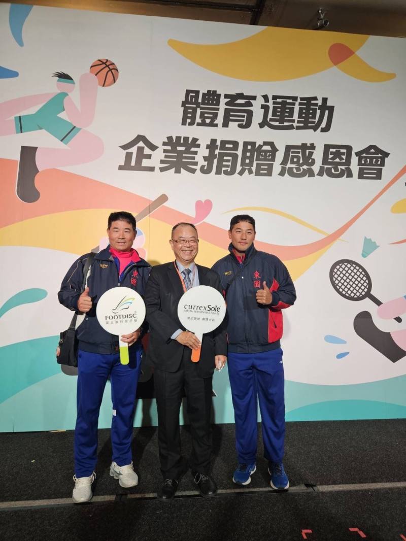 感恩會現場企業、運動員及團隊互相交流分享。左起：臺北市萬華區東園小學棒球隊的賴敏男教練、歐立達股份有限公司陳逸弘董事長、駱政宇教練。