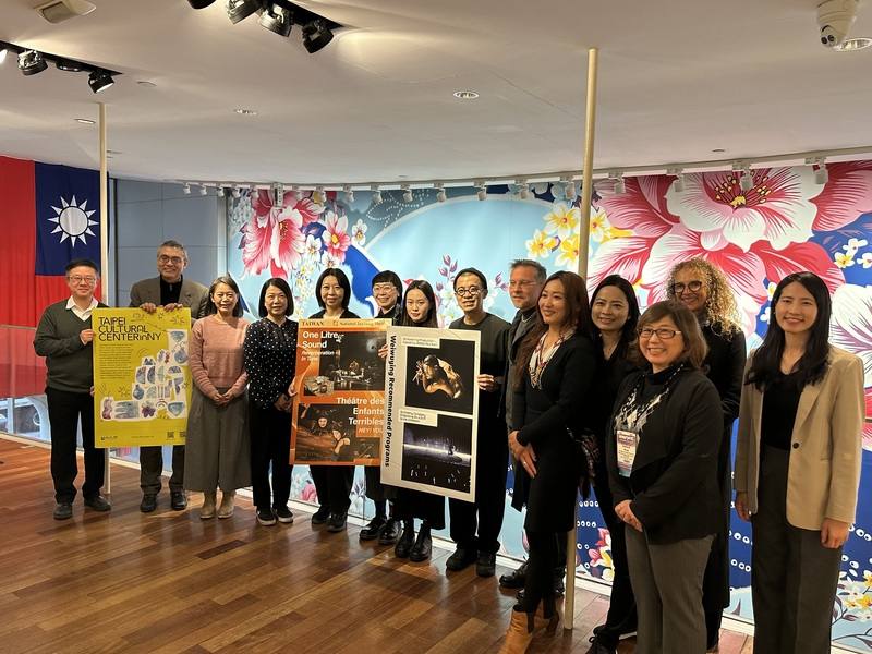 出席「美國表演藝術專業人士協會」年會的台灣團隊，在紐約台北文化中心舉行記者會說明交流經驗