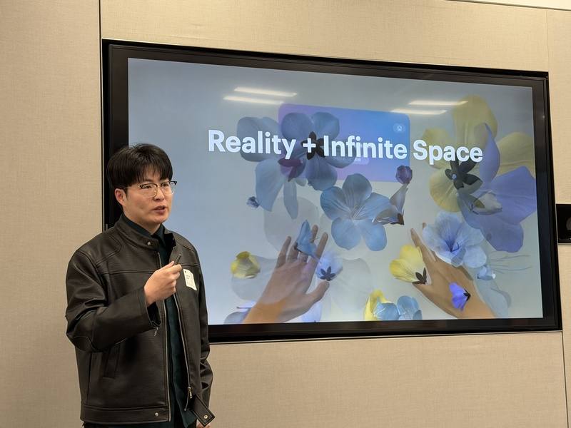 由台灣大學資訊網路與多媒體研究所博士生錢泓瑞（圖）及其團隊開發的「iMirror沉浸式鏡像復健系統」，透過Apple Vision Pro的虛擬場景與遊戲化設計，幫助中風患者隨時進行復健，獲得2025年行動應用創新賽一等獎