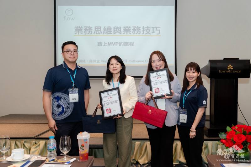 青商會舉辦兩場專題講座，講師羅佩宜、事業專家簡怡萍會後與會長林洋逸、監事長張策合照