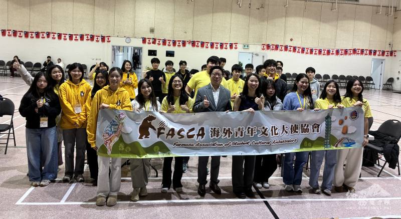 多倫多文教中心主任藍柏青(左4)與TAIWANfest合作案首位邀請的音樂家 Jacqueline Teh鄭寶欣(左5)，為新年FASCA月會開啓藝術之路